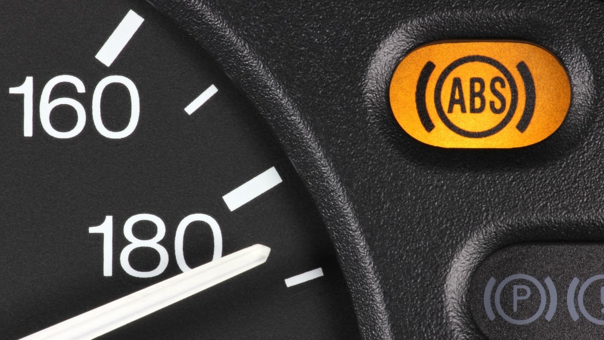 نظام الـ ABS ميزاته مكوناته و ظهور علامة abs في السيارة الطبيب