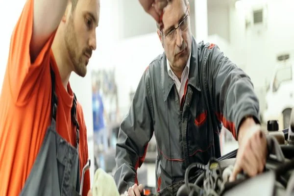 ما الذي يسبب ظهور ضوء التحذير top up coolant Mercedes؟