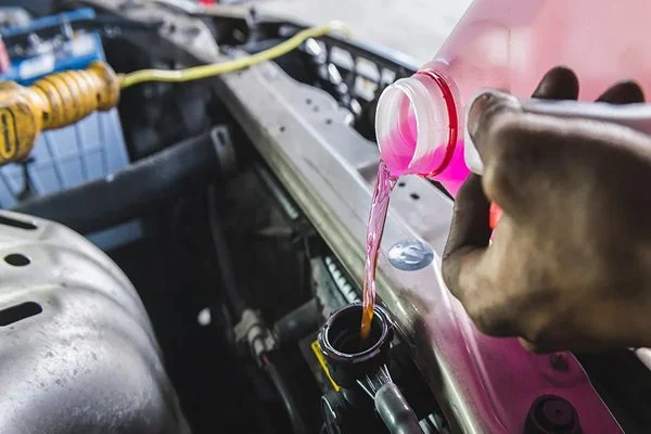 ماذا يجب أن تفعل إذا أضاء ضوء تحذير سائل التبريد top up coolant Mercedes؟