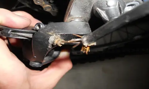 سبب تعليق القير الأوتوماتيك لوجود خلل في نظام قفل ناقل الحركة