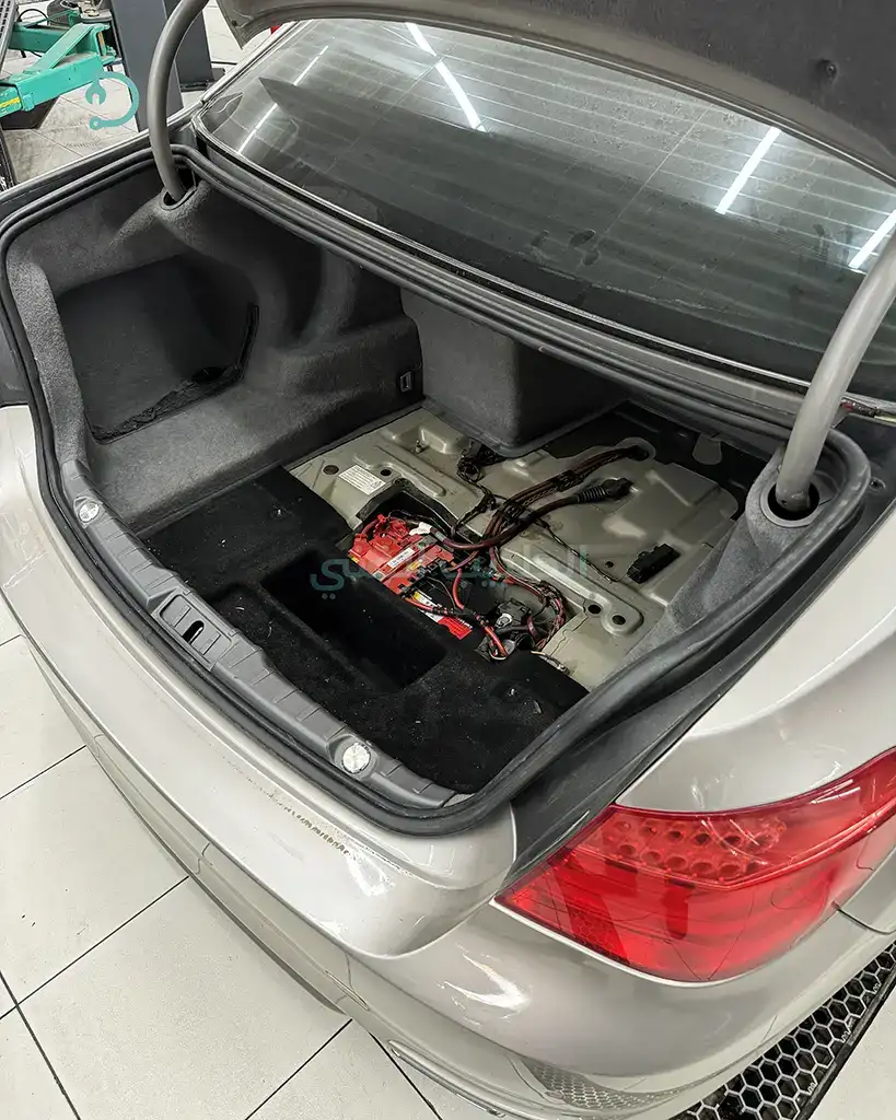 مكان بطارية بي ام دبليو 730